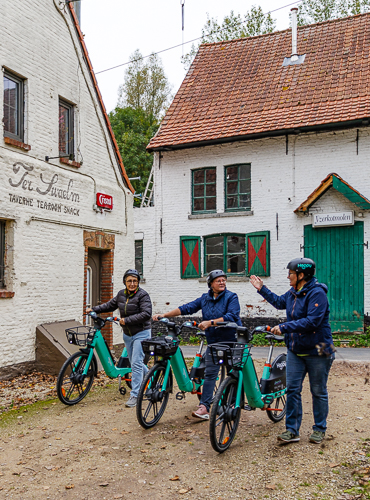 Foto van 3 fietsers die Hoppy deelfietsen gebruiken