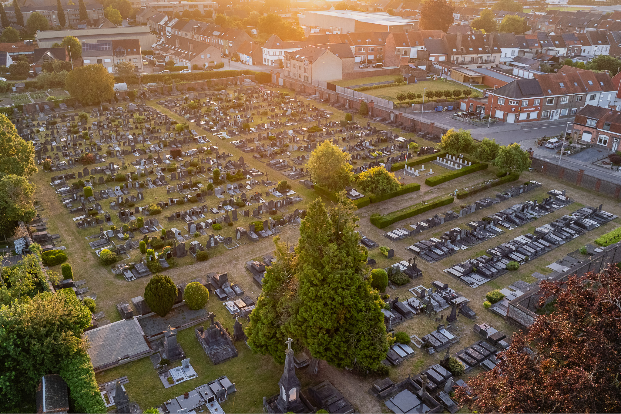 Dronefoto van de begraafplaats Meulewal in Oudenaarde tijdens zonsopgang.