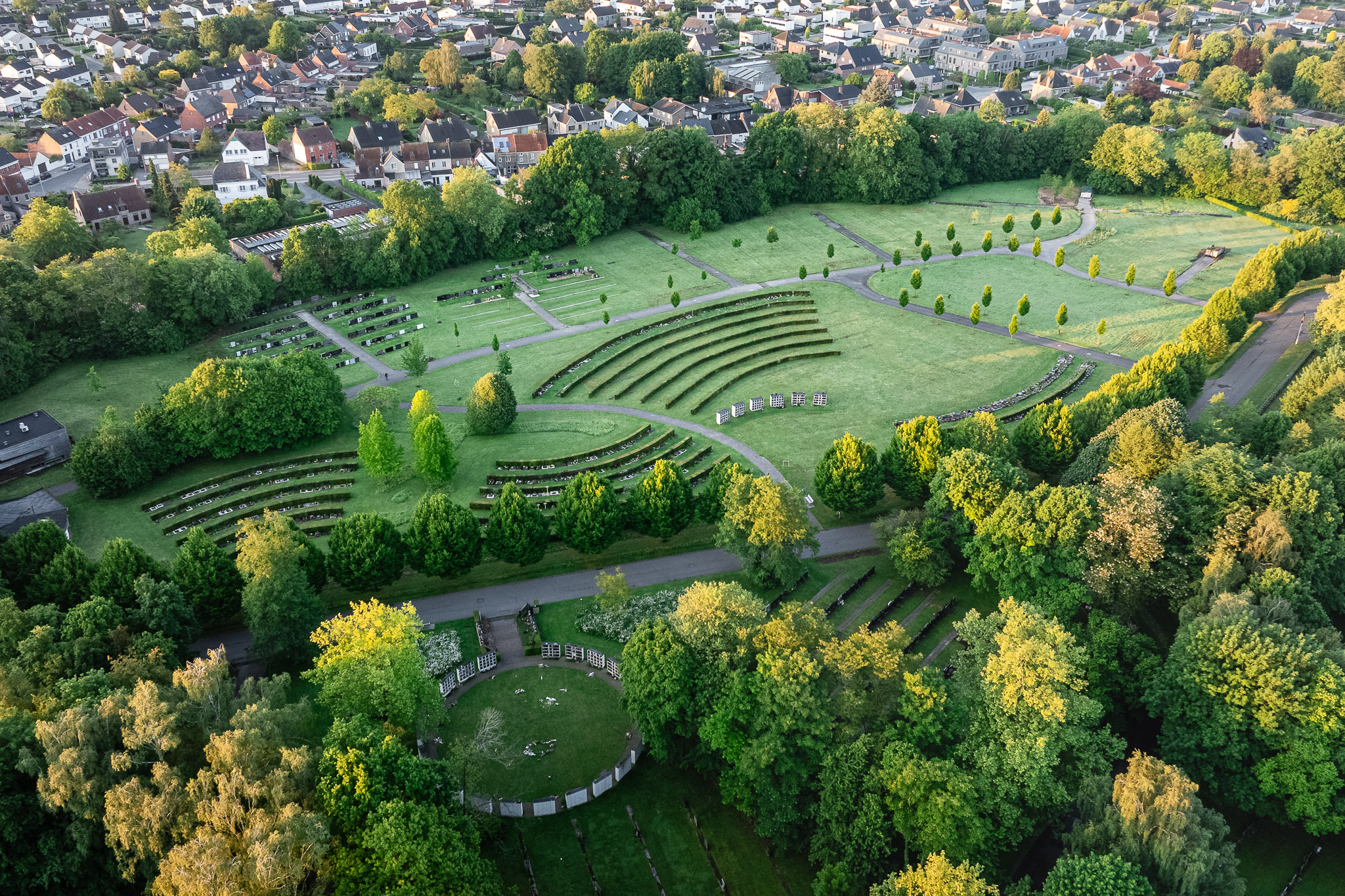 Dronefoto van de begraafplaats Meulewal in Oudenaarde tijdens zonsopkomst.