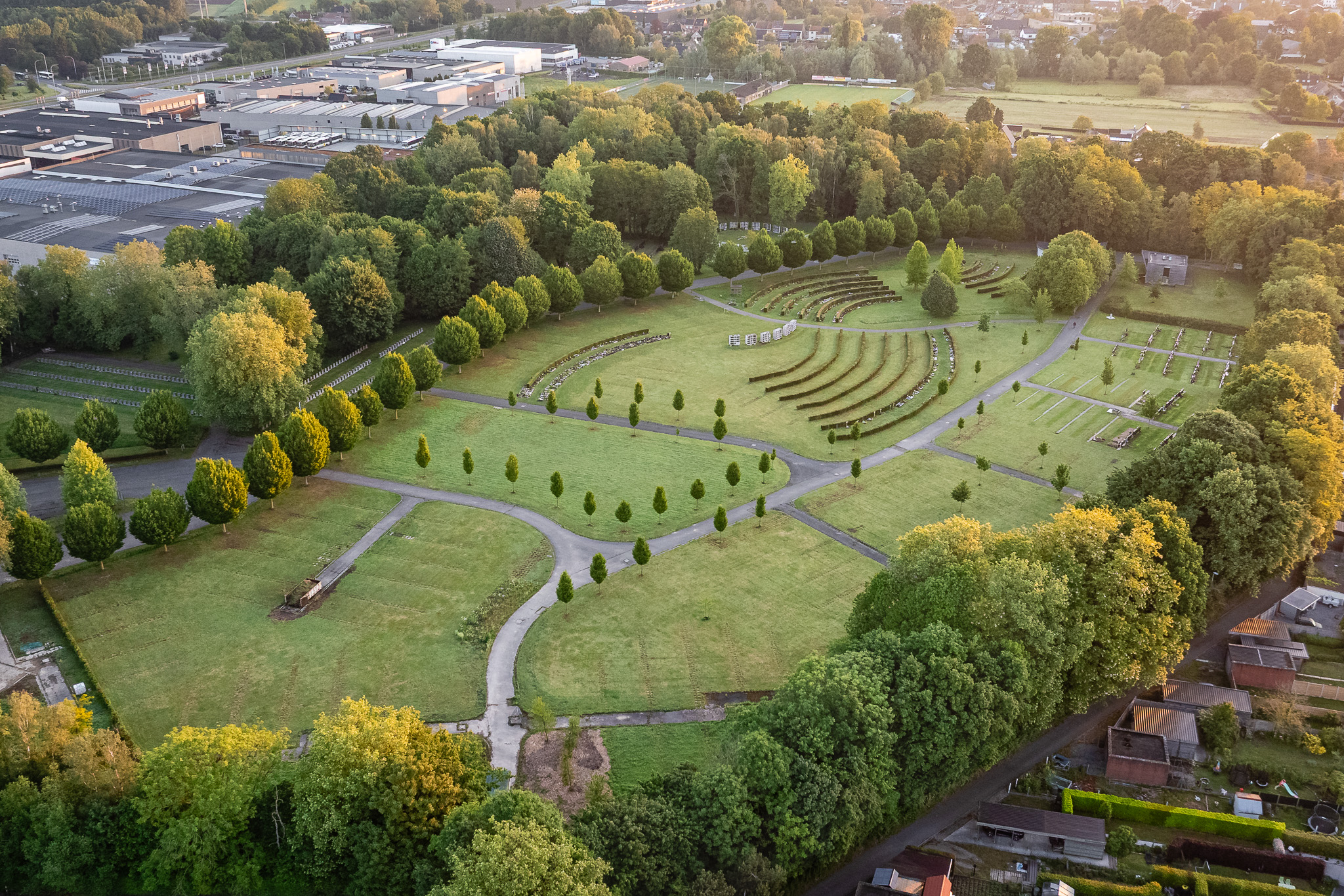 Luchtfoto van de begraafplaats Meulewal in Oudenaarde met zicht op de groene structuur en de omliggende woonomgeving.