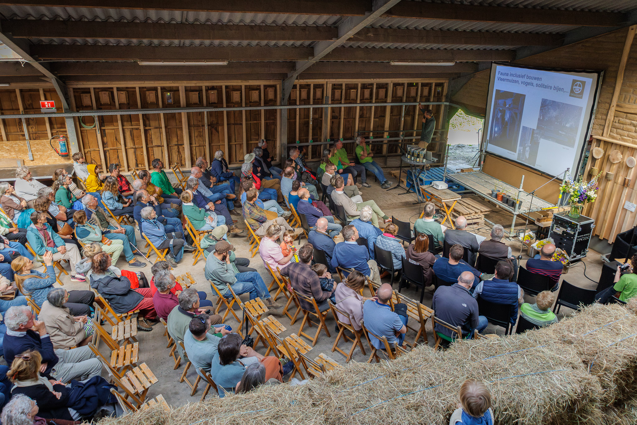 Bezoekers wonen de officiële opening van de Natuurboerderij Ename tijdens de Vlaamse Ardennendag Ename bij.