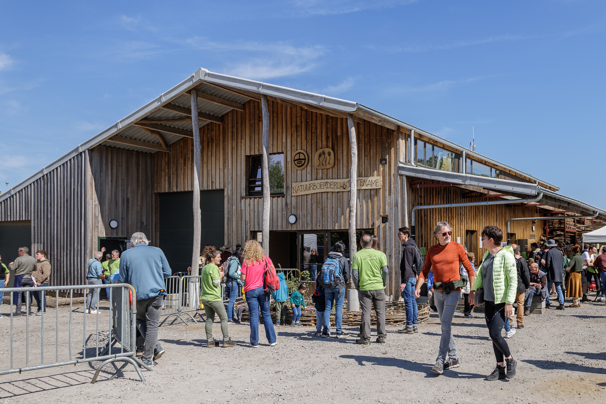 Bezoekers verzamelen voor de Natuurboerderij Ename tijdens de Vlaamse Ardennendag.