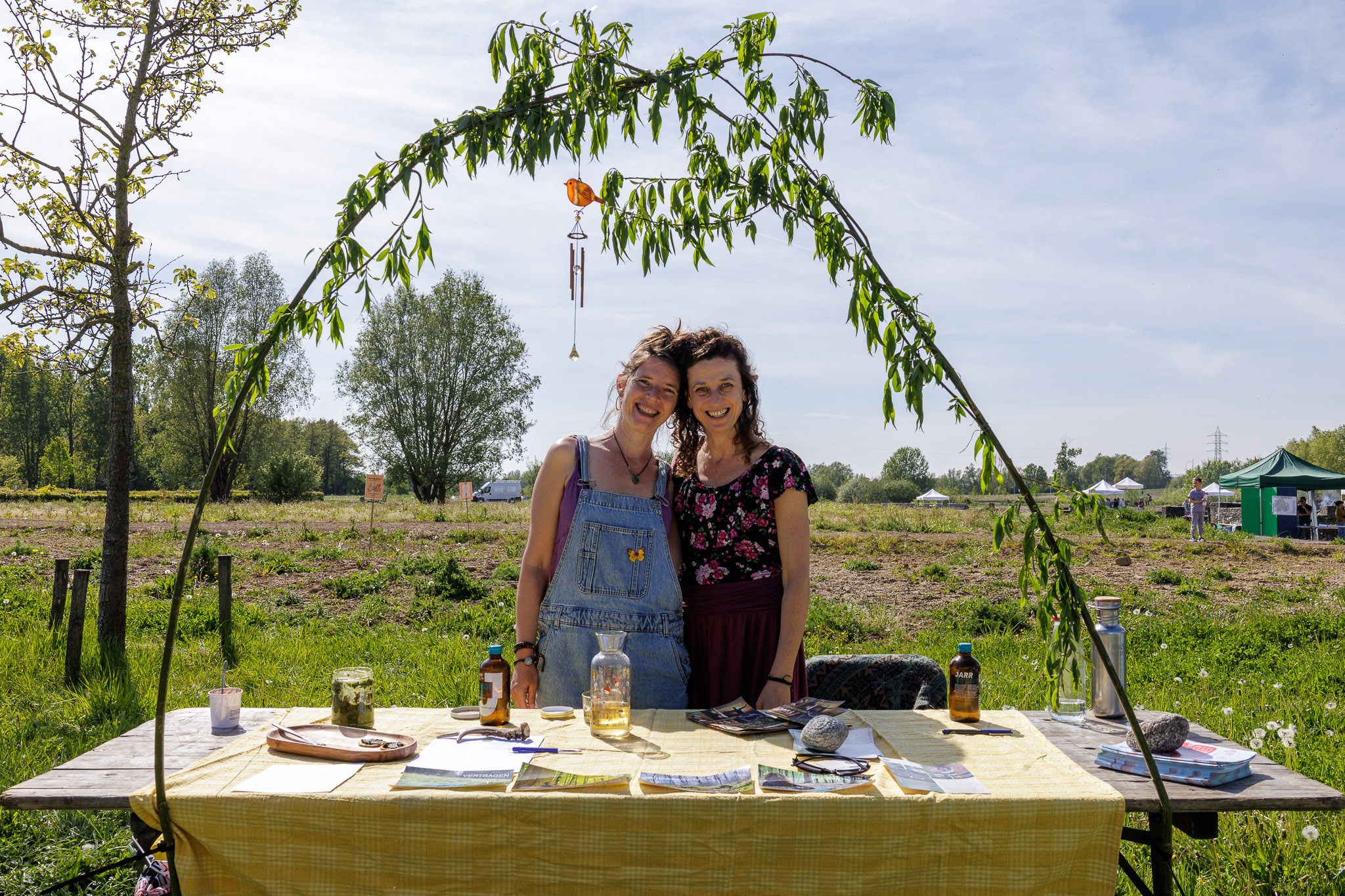 Standhouders verwelkomen bezoekers aan een infostand tijdens de Vlaamse Ardennendag in Ename.