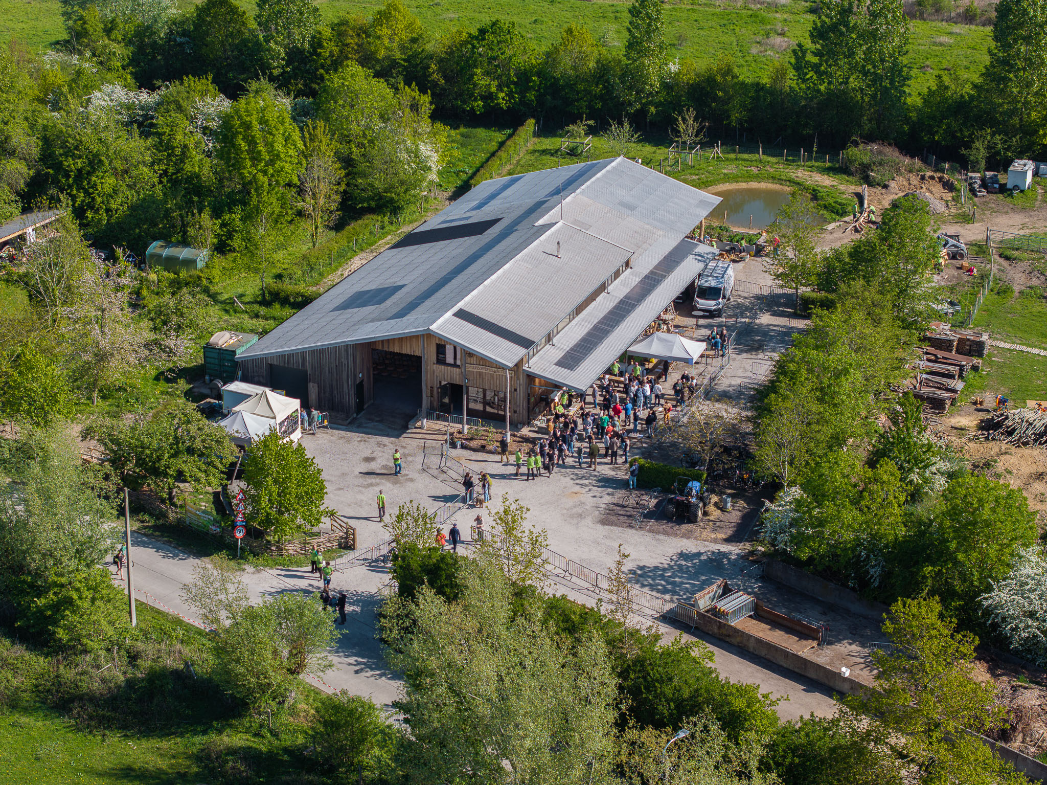 Luchtfoto van de Natuurboerderij Ename met bezoekers tijdens de Vlaamse Ardennendag.