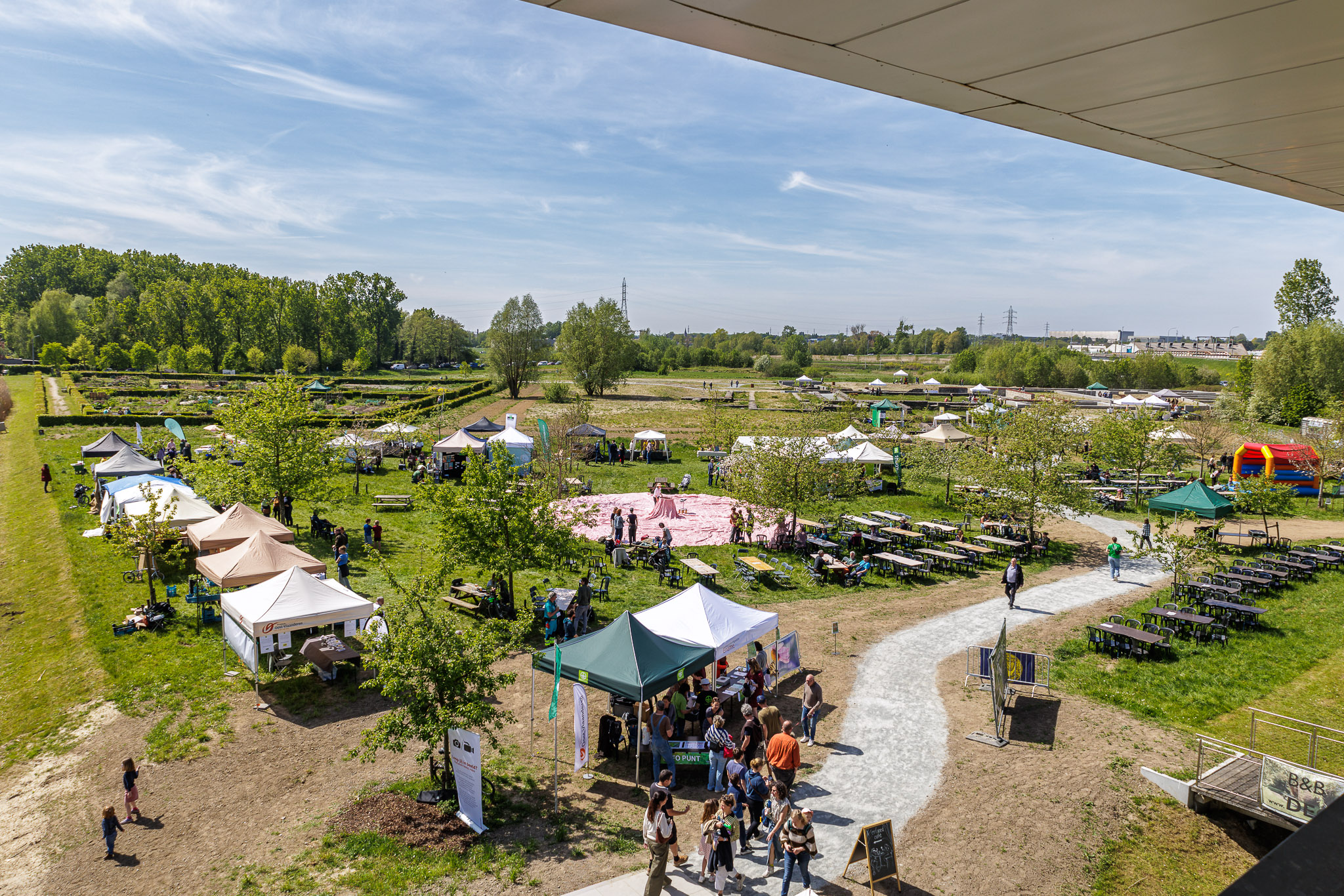 Foto van bezoekers en activiteiten tijdens de Vlaamse Ardennendag op de site van Ename